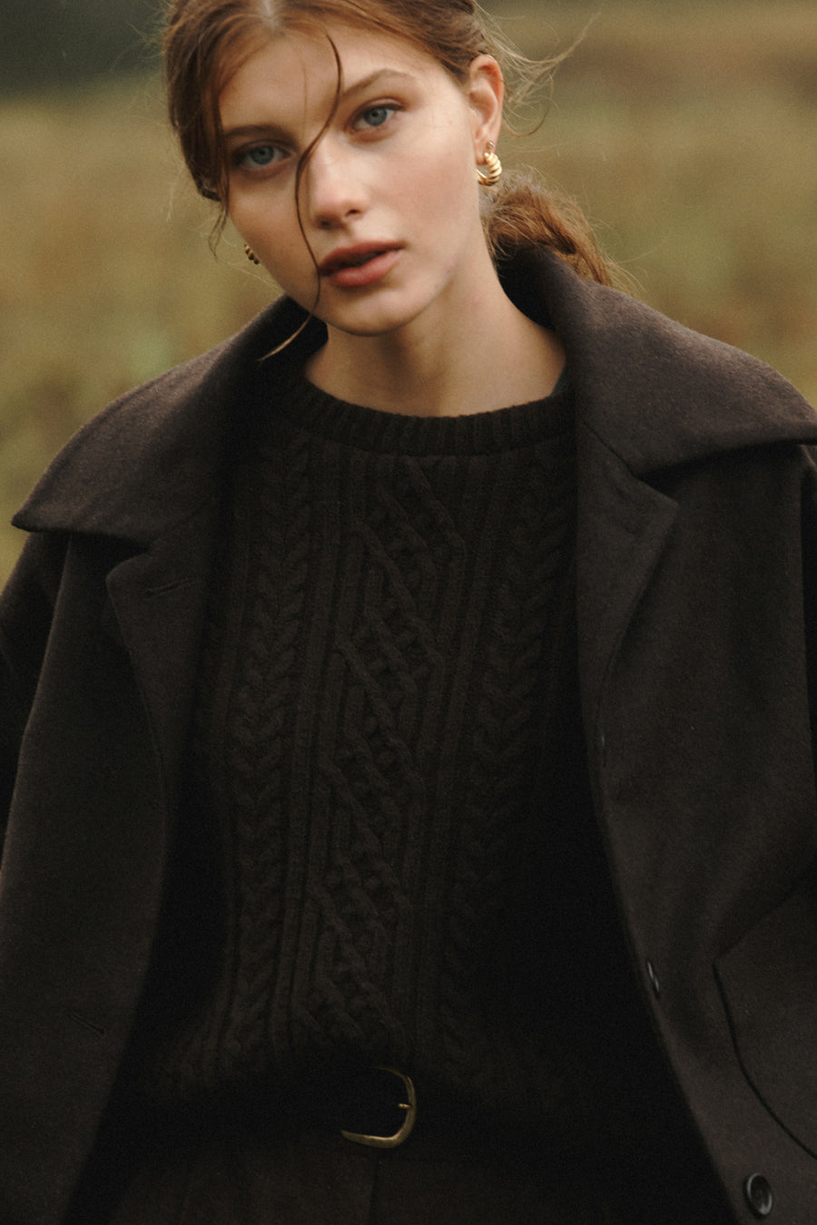 Sweter z wełny / 16 / 19 / dark wood *kurtka-z-welna-18-12-ebony-wood* ?Modelka ma 178 cm wzrostu i prezentuje rozmiar M/L?