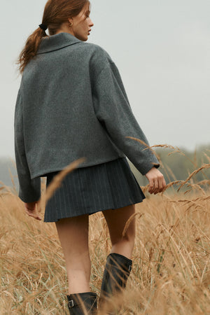 Kurtka z wełną / 18 / 12 / stone grey *spodnica-z-welny-dziewiczej-07-21-blue-graphite* ?Modelka ma 178 cm wzrostu i prezentuje rozmiar M/L?  