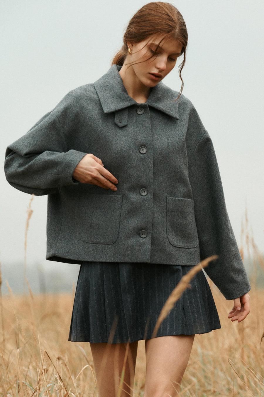 Kurtka z wełną / 18 / 12 / stone grey *spodnica-z-welny-dziewiczej-07-21-blue-graphite* ?Modelka ma 178 cm wzrostu i prezentuje rozmiar M/L?  
