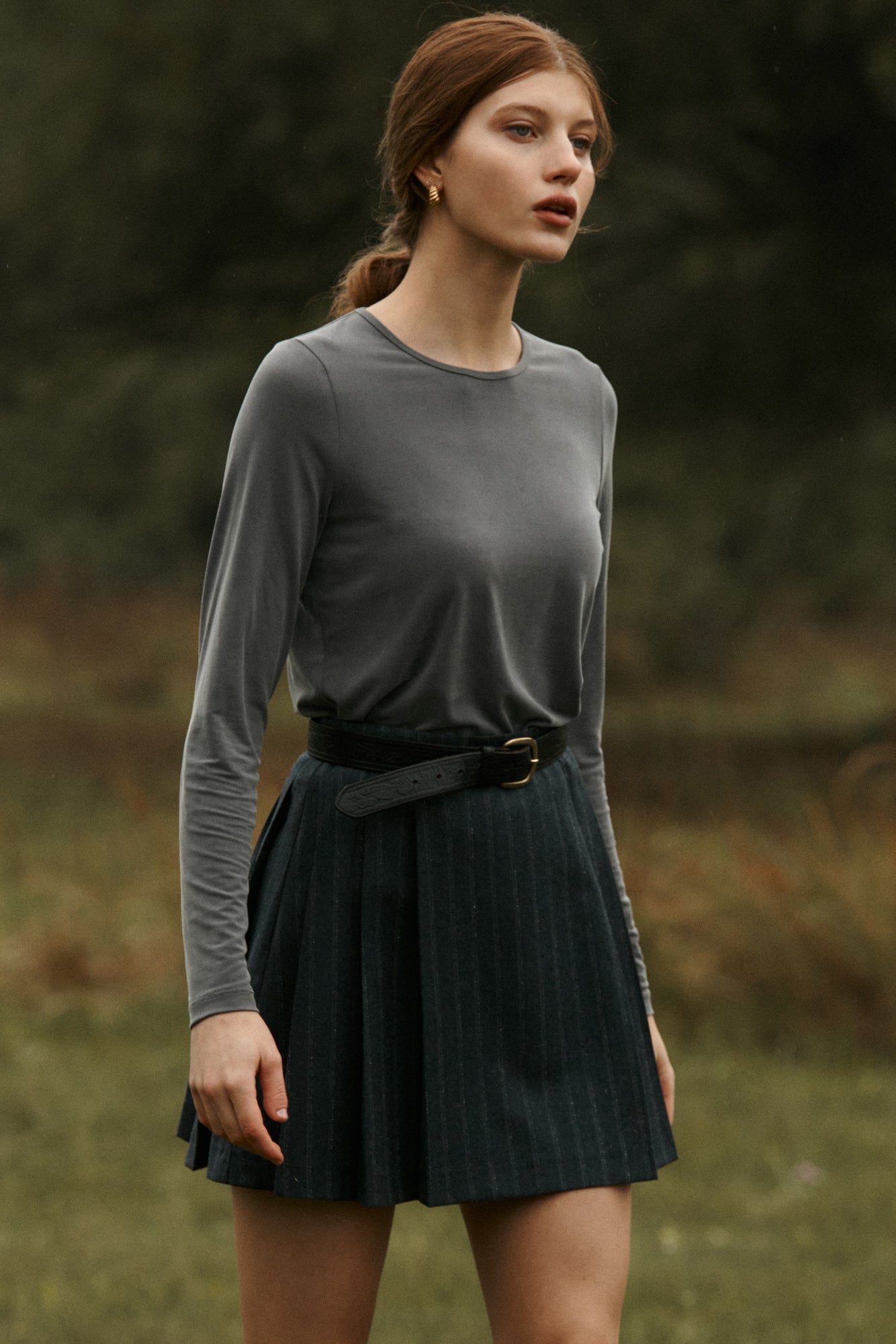 Spódnica z wełny dziewiczej / 07 / 21 / blue graphite *longsleeve-z-cupro-14-08-light-graphite* ?Modelka ma 178 cm wzrostu i prezentuje rozmiar S?
