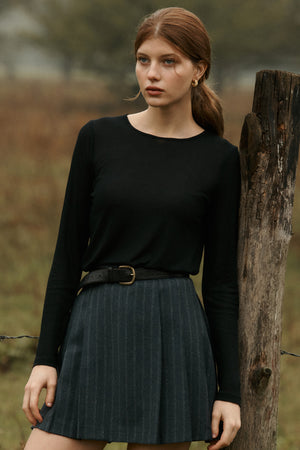 Longsleeve z wiskozy / 14 / 08 / onyx black *spodnica-z-welny-dziewiczej-07-21-blue-graphite*?Modelka ma 178 cm wzrostu i prezentuje rozmiar XS?