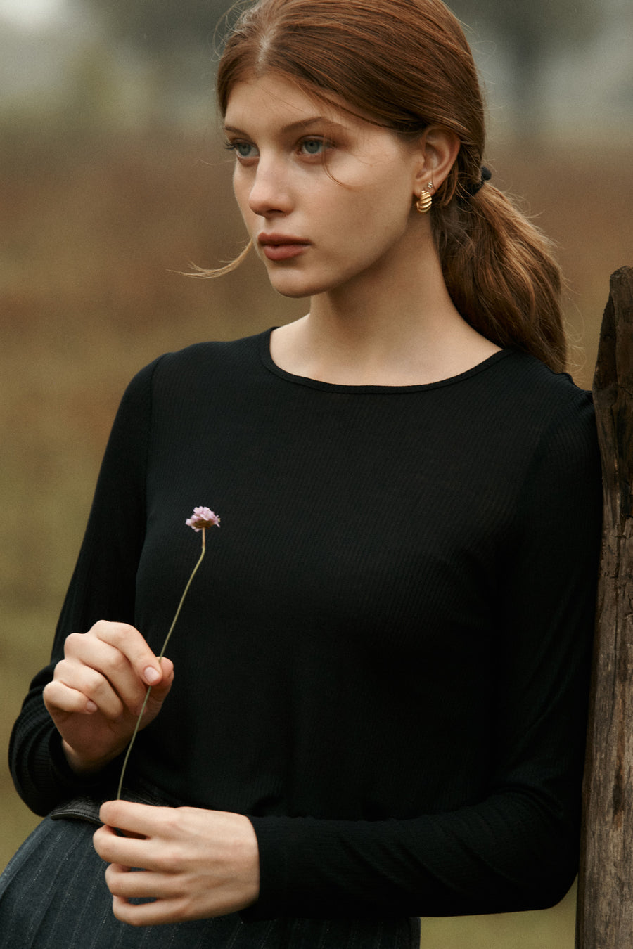 Longsleeve z wiskozy / 14 / 08 / onyx black ?Modelka ma 178 cm wzrostu i prezentuje rozmiar XS?