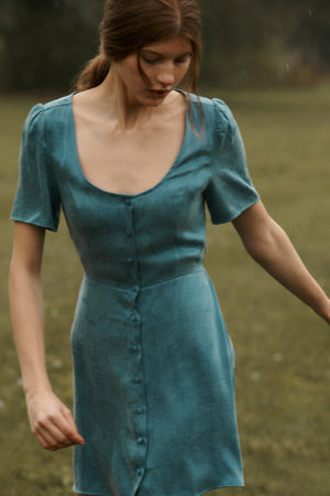 Sukienka z lyocellu i wiskozy / 03 / 28 / ash blue ?Modelka ma 178 cm wzrostu i prezentuje rozmiar XS?