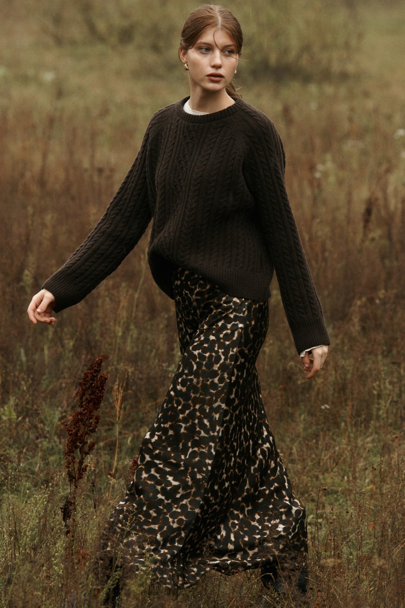 Spódnica z wiskozy / 07 / 20 / autumn brown ?Modelka ma 178 cm wzrostu i prezentuje rozmiar S?