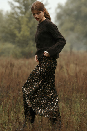Spódnica z wiskozy / 07 / 20 / autumn brown ?Modelka ma 178 cm wzrostu i prezentuje rozmiar S?