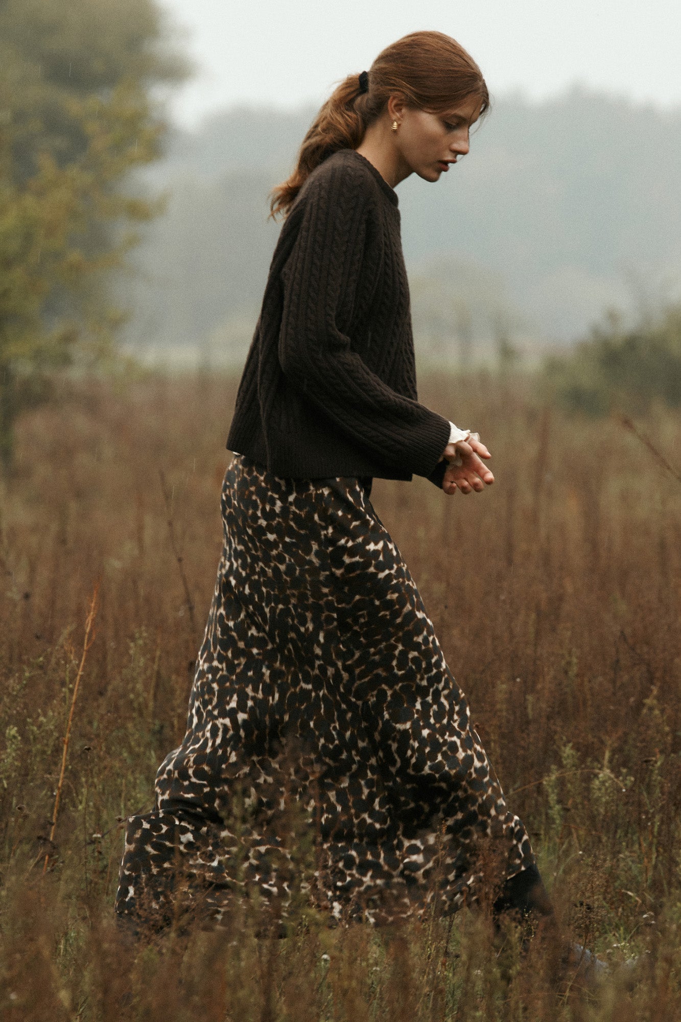 Spódnica z wiskozy / 07 / 20 / autumn brown ?Modelka ma 178 cm wzrostu i prezentuje rozmiar S?