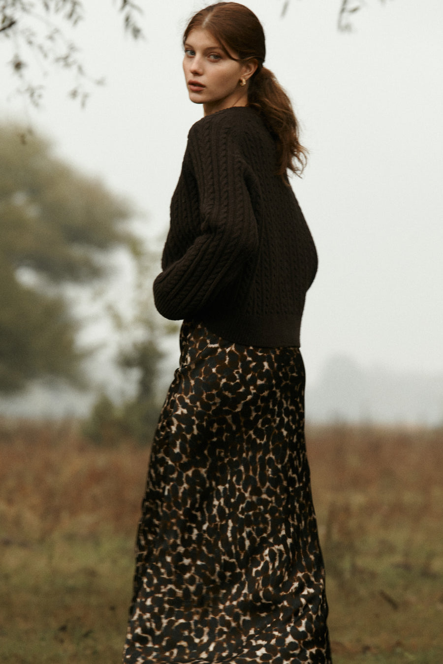 Spódnica z wiskozy / 07 / 20 / autumn brown ?Modelka ma 178 cm wzrostu i prezentuje rozmiar S?