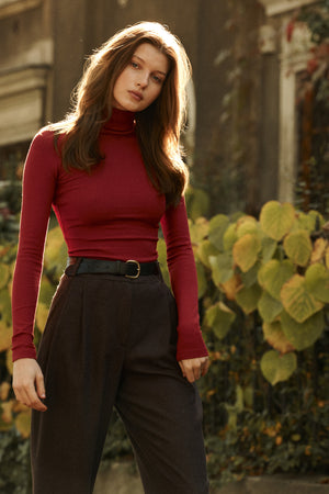 Golf z bawełny organicznej / 15 / 08 / maroon red *spodnie-z-welny-05-23-deep-brown*?Modelka ma 178 cm wzrostu i prezentuje rozmiar XS?