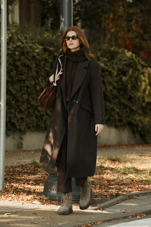 Płaszcz z wełną / 18 / 15 / ebony wood *chusta-z-welny-21-24-brown-beige,spodnie-z-welny-05-23-deep-brown, kardigan-z-welny-16-15-dark-brown* ?Modelka ma 178 cm wzrostu i prezentuje rozmiar M?