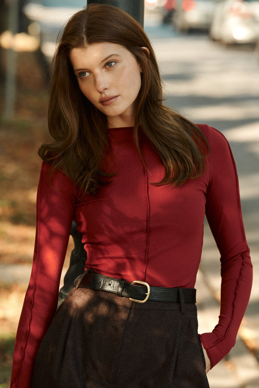 Longsleeve z bawełny organicznej / 14 / 02 / maroon red *spodnie-z-welny-05-23-deep-brown*?Modelka ma 178 cm wzrostu i prezentuje rozmiar XS?