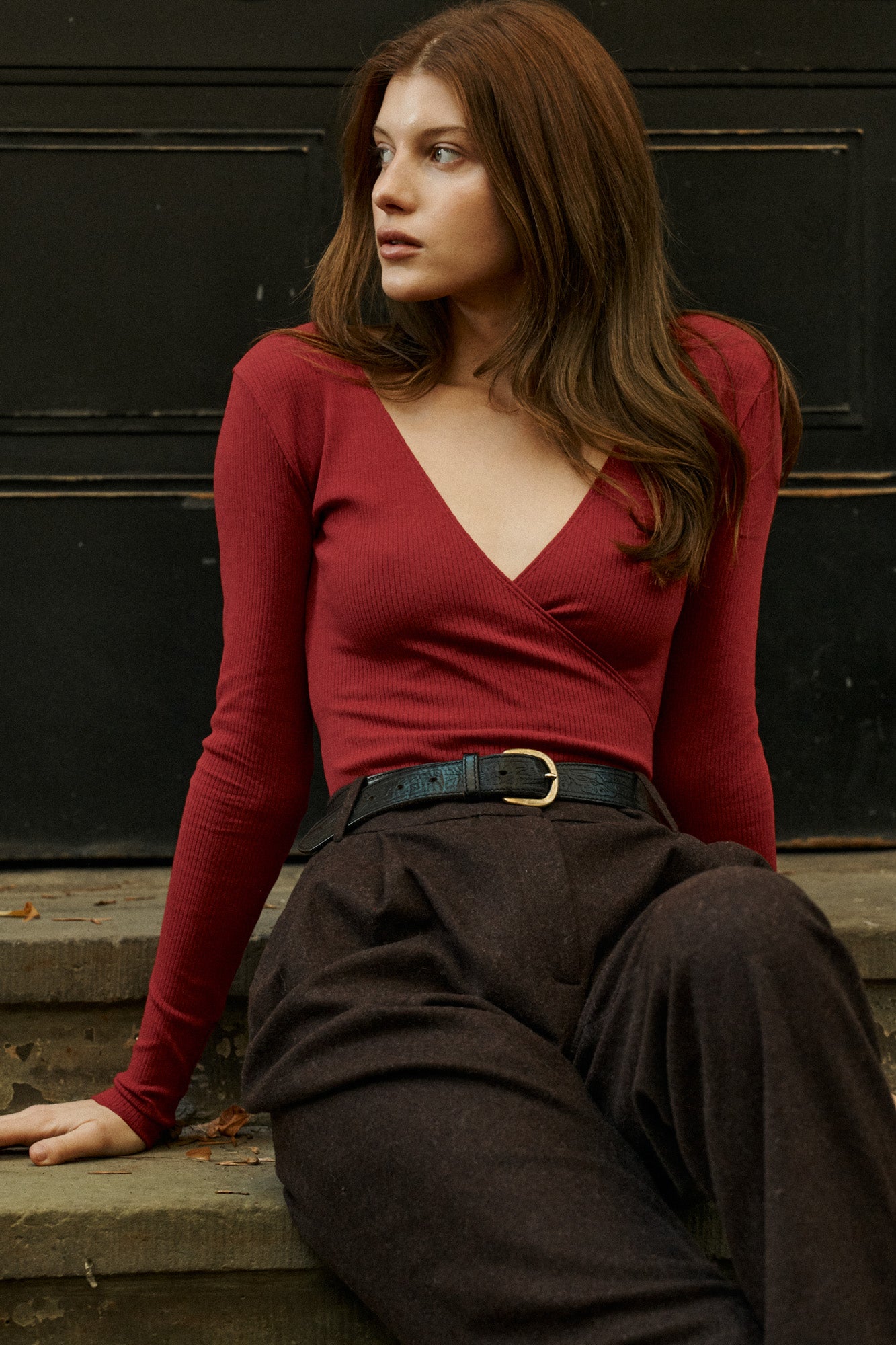 *spodnie-z-welny-05-23-deep-brown*?Modelka ma 178 cm wzrostu i prezentuje na sobie rozmiar XS?