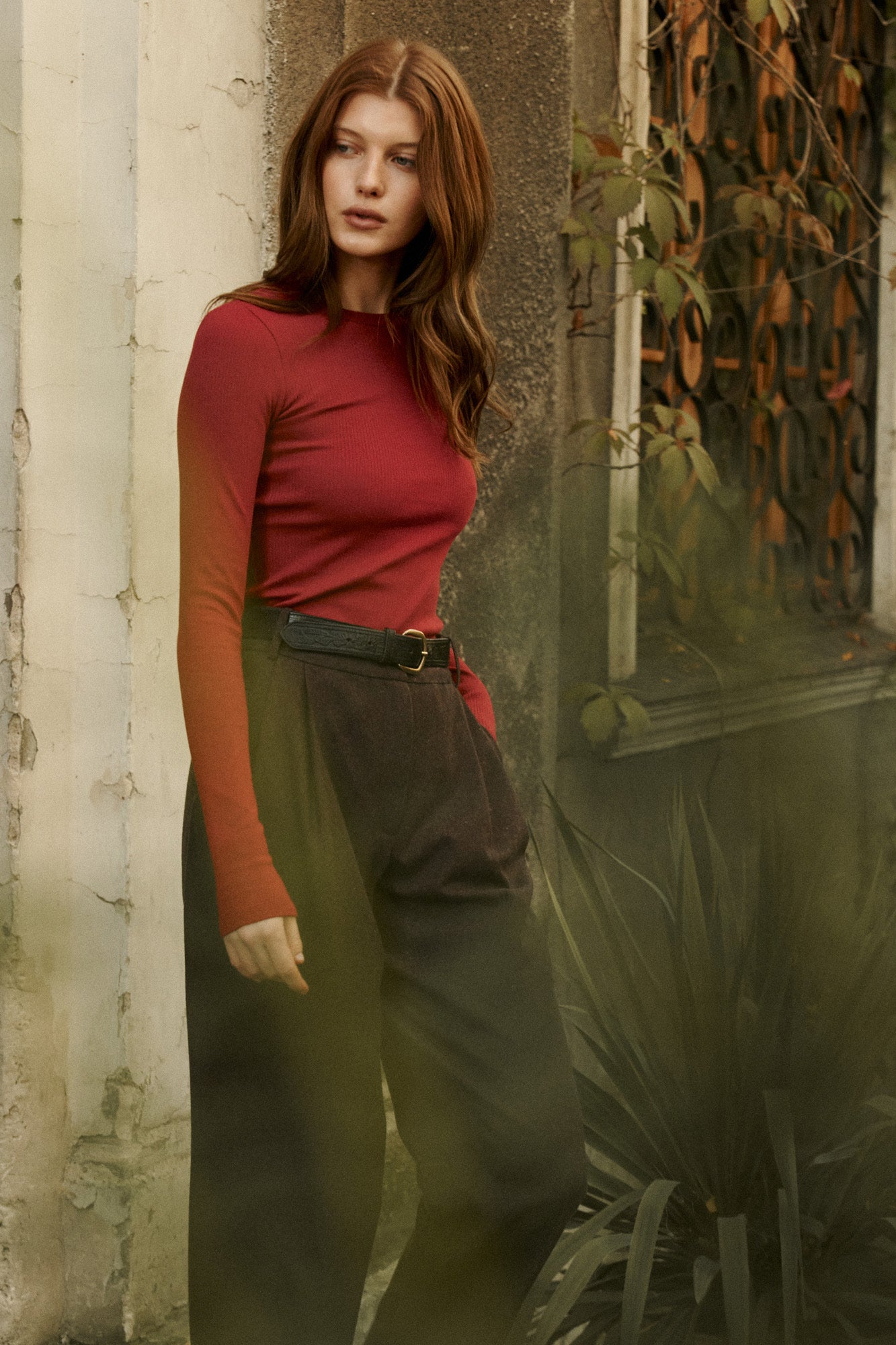 Longsleeve z bawełny organicznej / 14 / 23 / maroon red *spodnie-z-welny-05-23-deep-brown*?Modelka ma 178 cm wzrostu i prezentuje rozmiar XS?