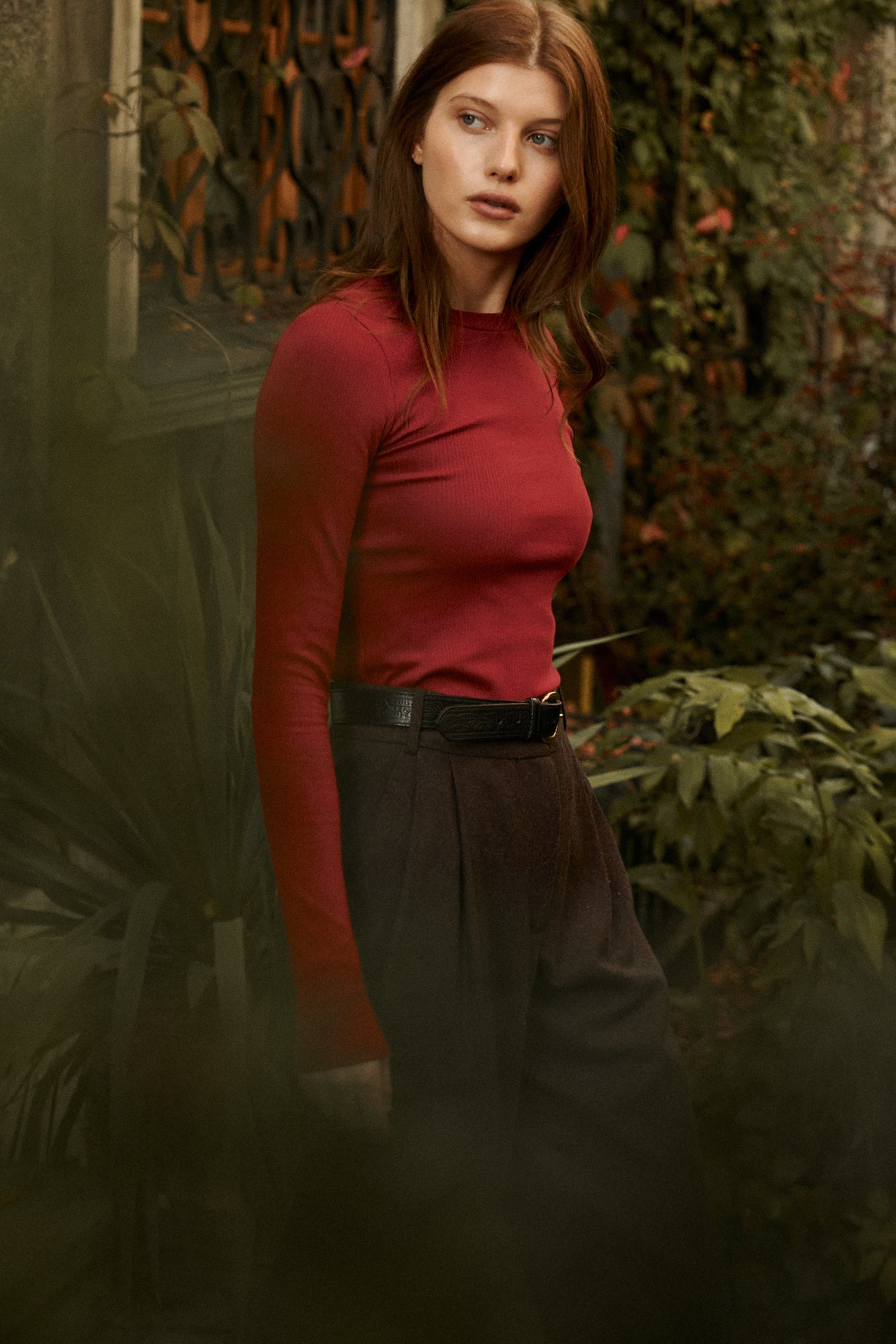 Longsleeve z bawełny organicznej / 14 / 23 / maroon red *spodnie-z-welny-05-23-deep-brown*?Modelka ma 178 cm wzrostu i prezentuje rozmiar XS?