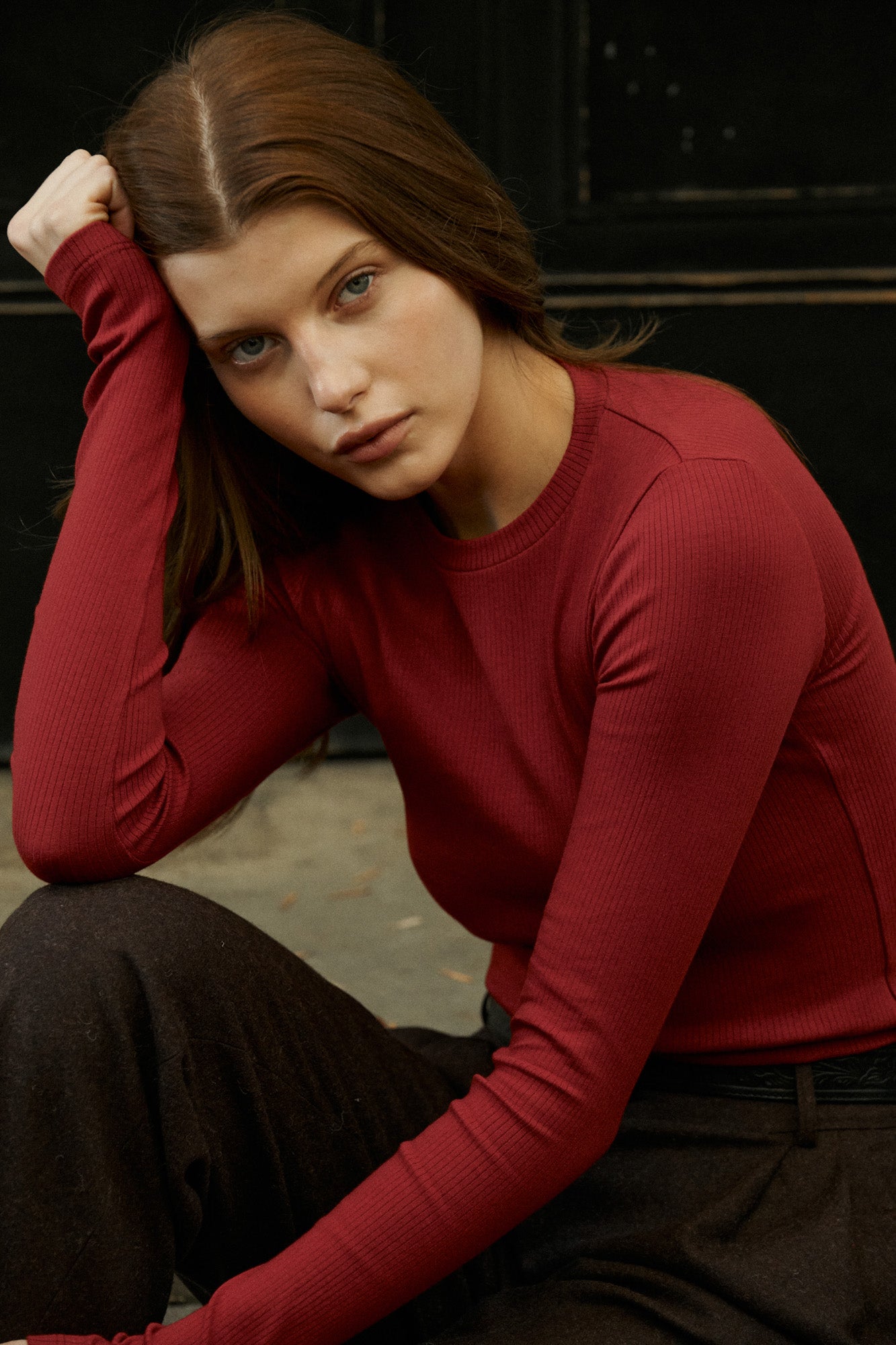 Longsleeve z bawełny organicznej / 14 / 23 / maroon red *spodnie-z-welny-05-23-deep-brown*?Modelka ma 178 cm wzrostu i prezentuje rozmiar XS?