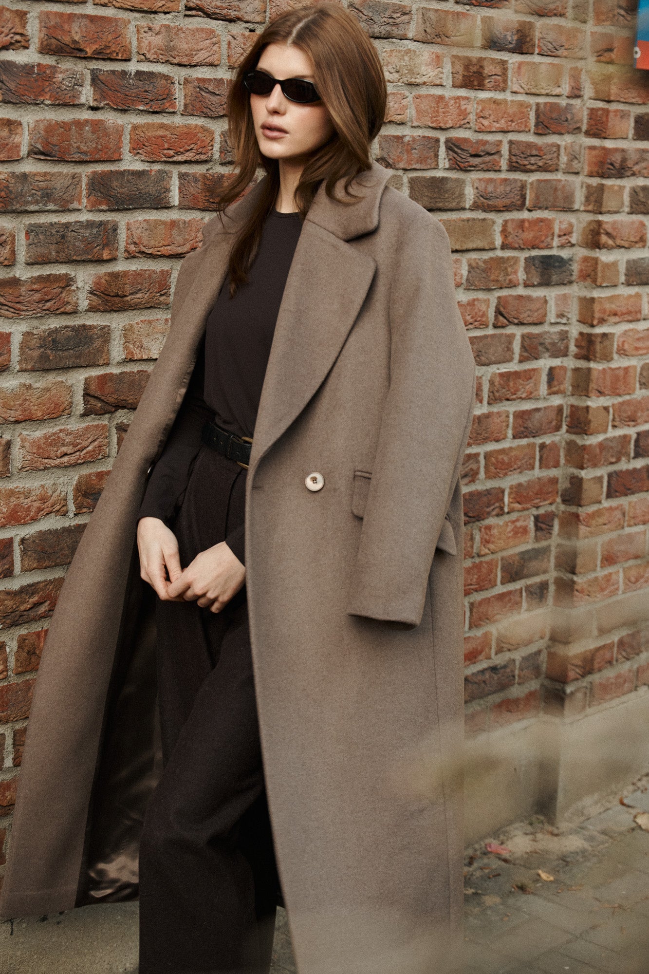 Płaszcz z wełną / 18 / 15 / mocha coffee *spodnie-z-welny-05-23-deep-brown, longsleeve-z-wiskozy-14-08-ebony-wood* ?Modelka ma 178 cm wzrostu i prezentuje rozmiar M?