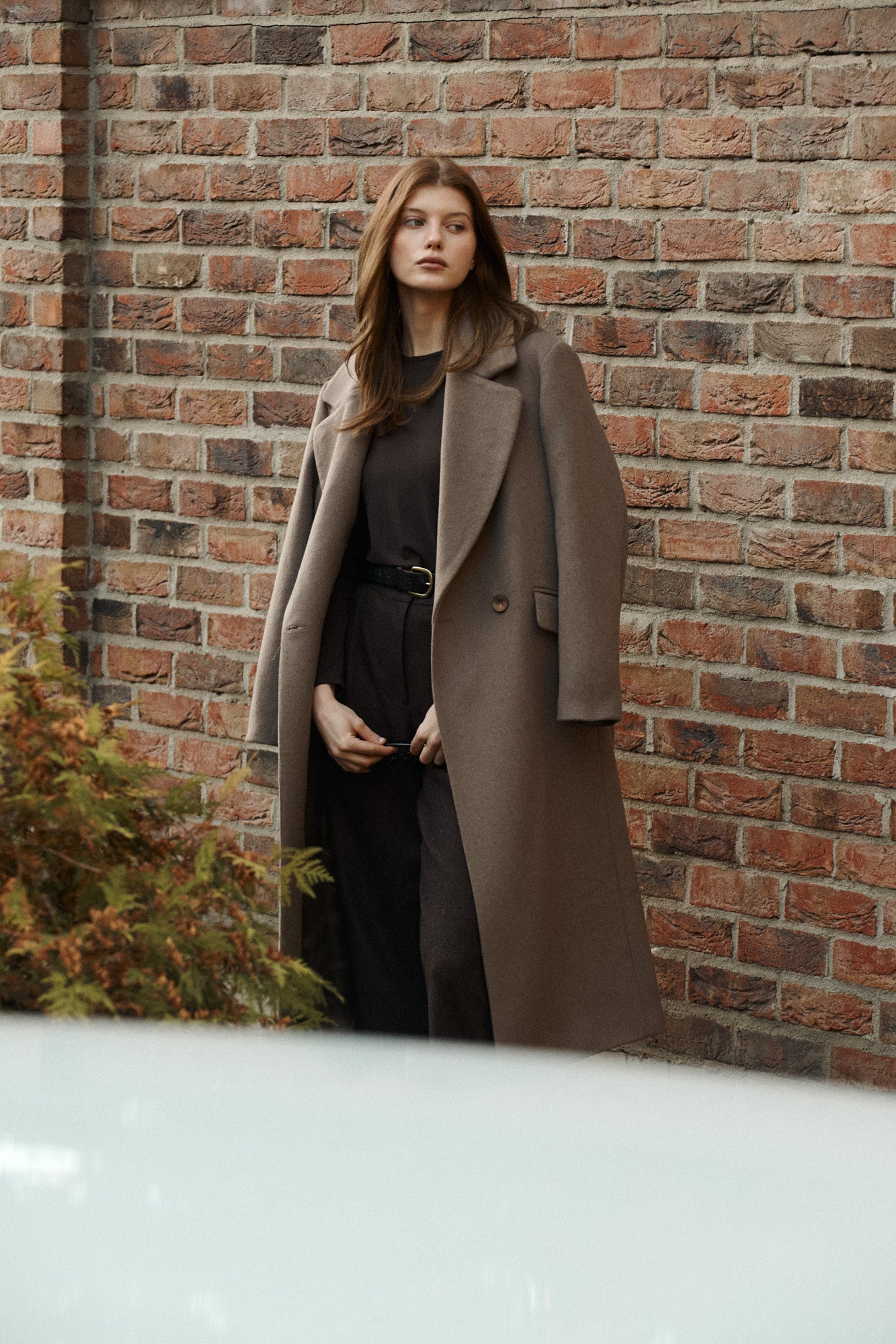 Płaszcz z wełną / 18 / 15 / mocha coffee *spodnie-z-welny-05-23-deep-brown, longsleeve-z-wiskozy-14-08-ebony-wood* ?Modelka ma 178 cm wzrostu i prezentuje rozmiar M?