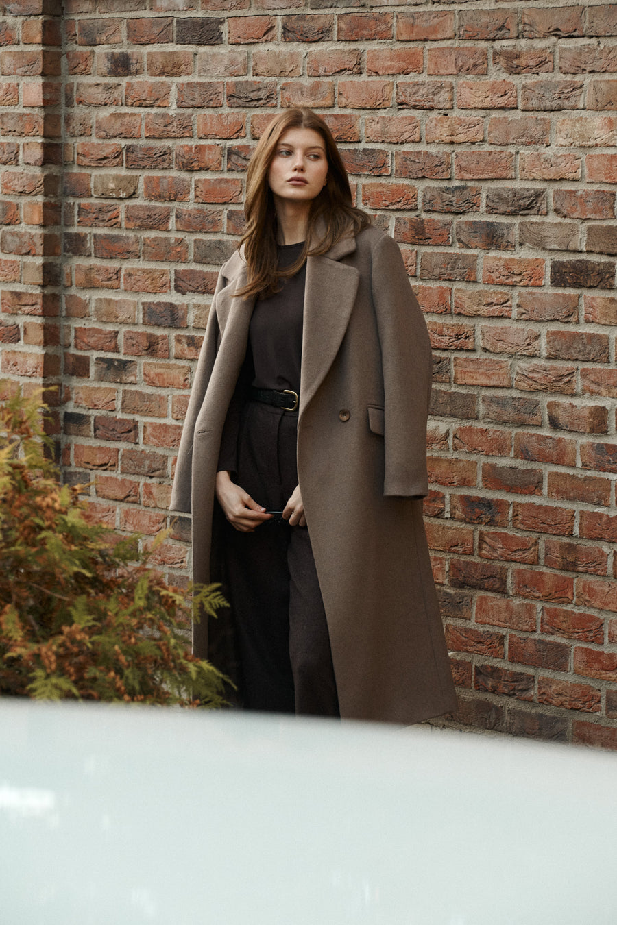 Płaszcz z wełną / 18 / 15 / mocha coffee *spodnie-z-welny-05-23-deep-brown, longsleeve-z-wiskozy-14-08-ebony-wood* ?Modelka ma 178 cm wzrostu i prezentuje rozmiar M?