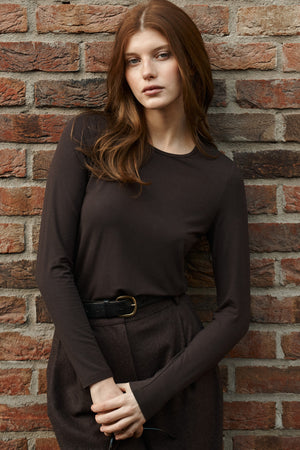 Longsleeve z wiskozy / 14 / 08 / ebony wood *spodnie-z-welny-05-23-deep-brown* ?Modelka ma 178 cm wzrostu i prezentuje rozmiar XS? 