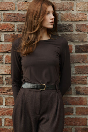 Longsleeve z wiskozy / 14 / 08 / ebony wood *spodnie-z-welny-05-23-deep-brown* ?Modelka ma 178 cm wzrostu i prezentuje rozmiar XS? 