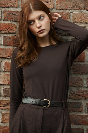 Longsleeve z wiskozy / 14 / 08 / ebony wood *spodnie-z-welny-05-23-deep-brown* ?Modelka ma 178 cm wzrostu i prezentuje rozmiar XS? 