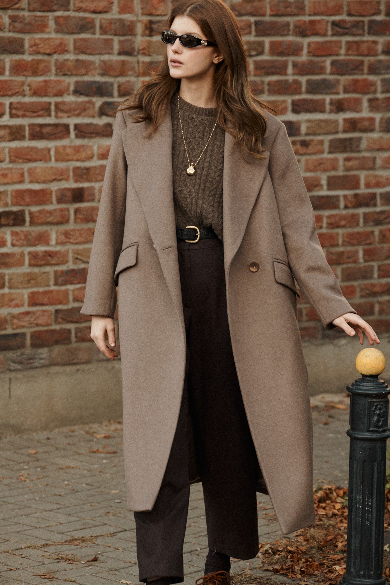 Płaszcz z wełną / 18 / 15 / mocha coffee *spodnie-z-welny-05-23-deep-brown* ?Modelka ma 178 cm wzrostu i prezentuje rozmiar M?