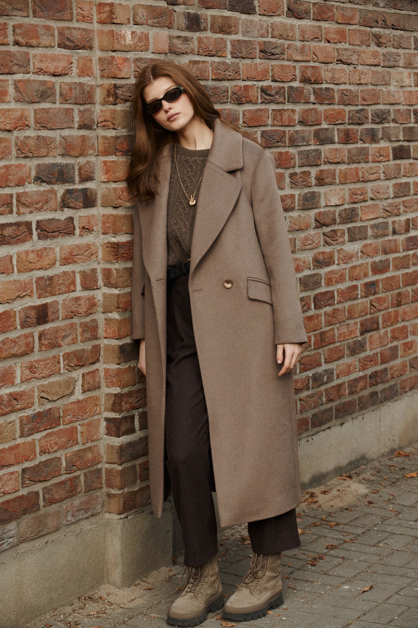 Płaszcz z wełną / 18 / 15 / mocha coffee *spodnie-z-welny-05-23-deep-brown* ?Modelka ma 178 cm wzrostu i prezentuje rozmiar M?