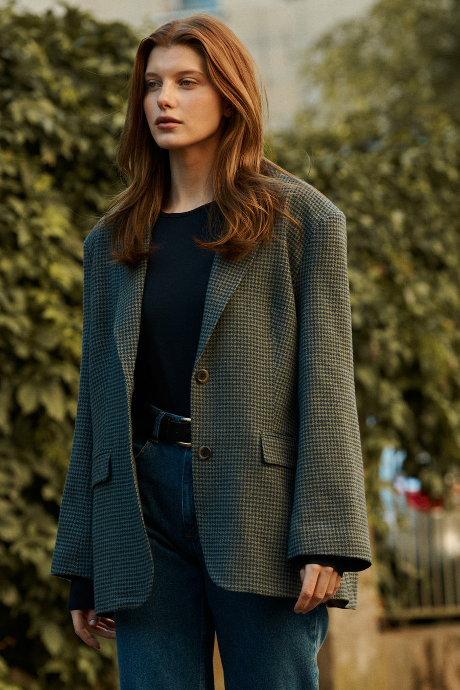 Marynarka z wełną dziewiczą i wiskozą / 18 / 09 / misty forest*longsleeve-z-wiskozy-14-08-night-blue* ?Modelka ma 178 cm wzrostu i prezentuje rozmiar M/L?