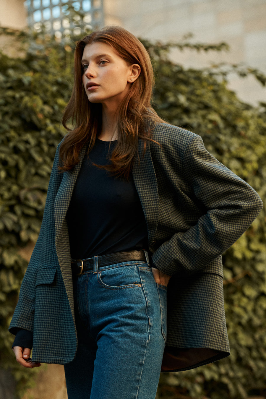 Marynarka z wełną dziewiczą i wiskozą / 18 / 09 / misty forest*longsleeve-z-wiskozy-14-08-night-blue* ?Modelka ma 178 cm wzrostu i prezentuje rozmiar M/L?