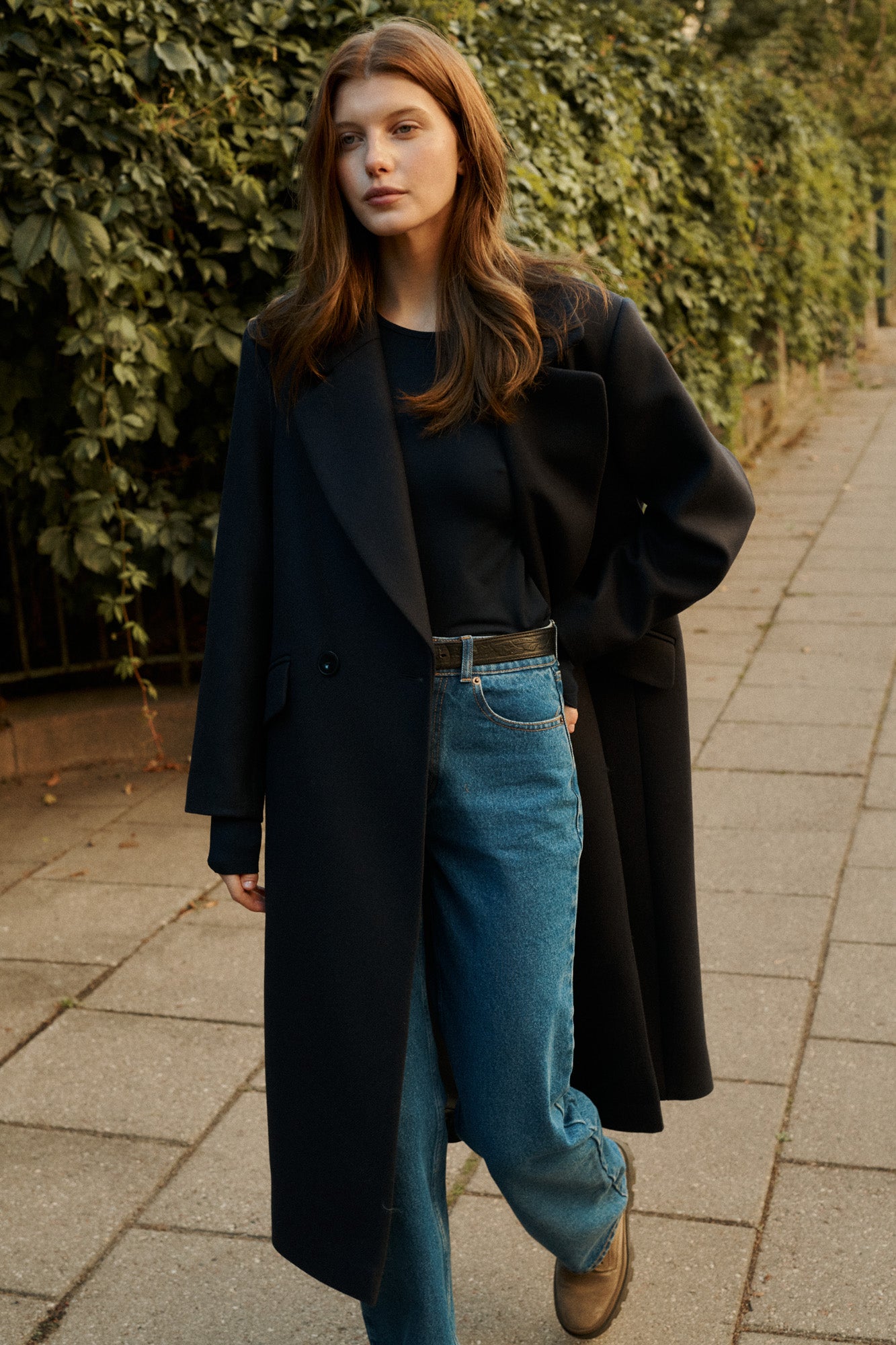 Płaszcz z wełną i kaszmirem / 18 / 15 / night blue *longsleeve-z-wiskozy-14-08-night-blue* ?Modelka ma 178 cm wzrostu i prezentuje rozmiar M?