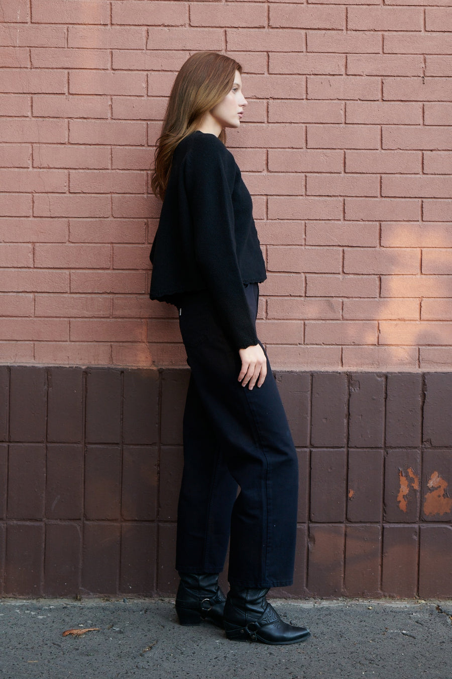 Kardigan z wełny / 16 / 15 / onyx black *spodnie-z-diagonalu-05-21-onyx-black*?Modelka ma 178cm wzrostu i prezentuje rozmiar M/L?