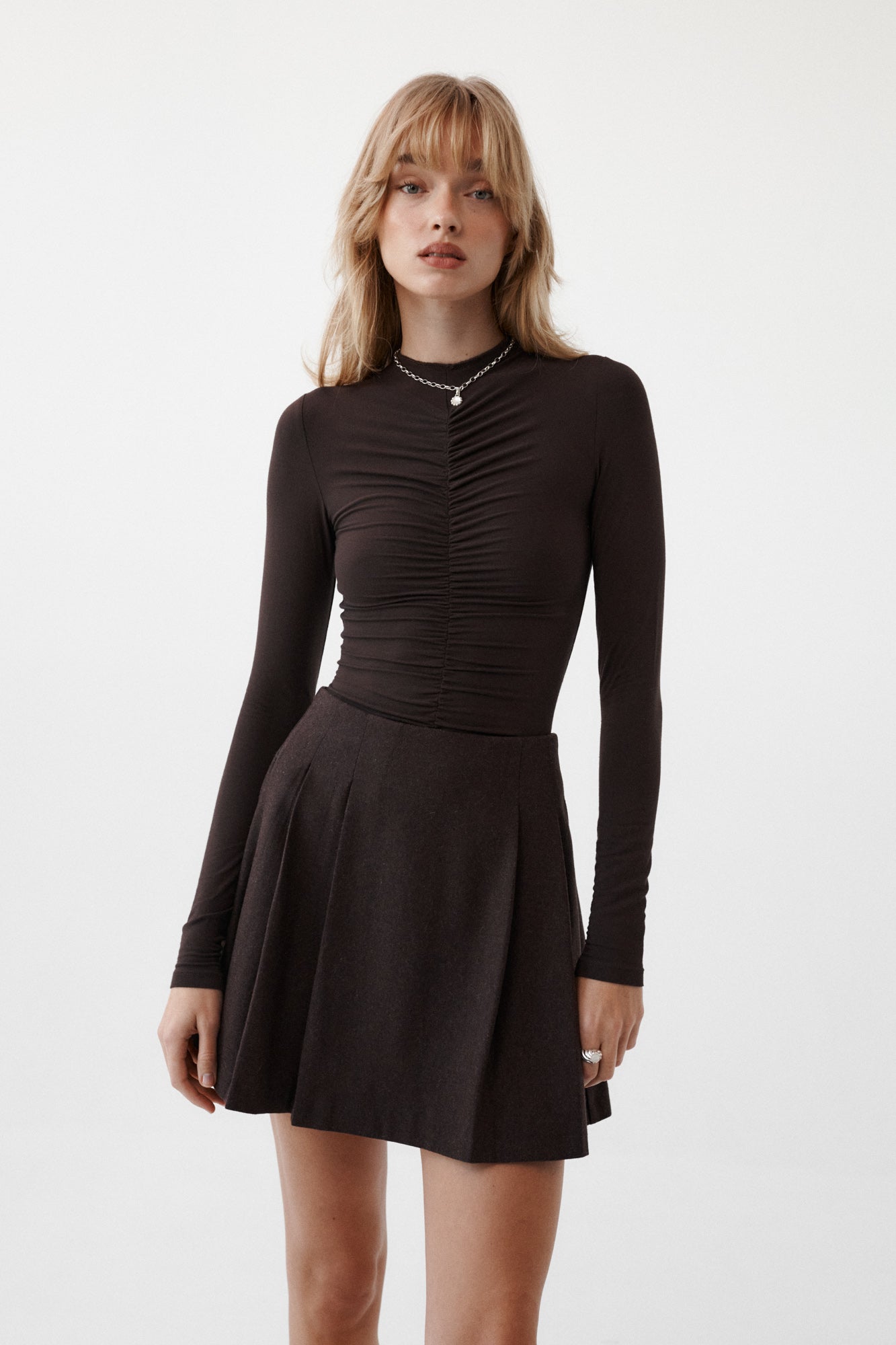 Body z wiskozy / 01 / 37 / ebony wood*spodnica-z-welna-07-21-dark-wood*?Modelka ma 179 cm wzrostu i prezentuje rozmiar XS?