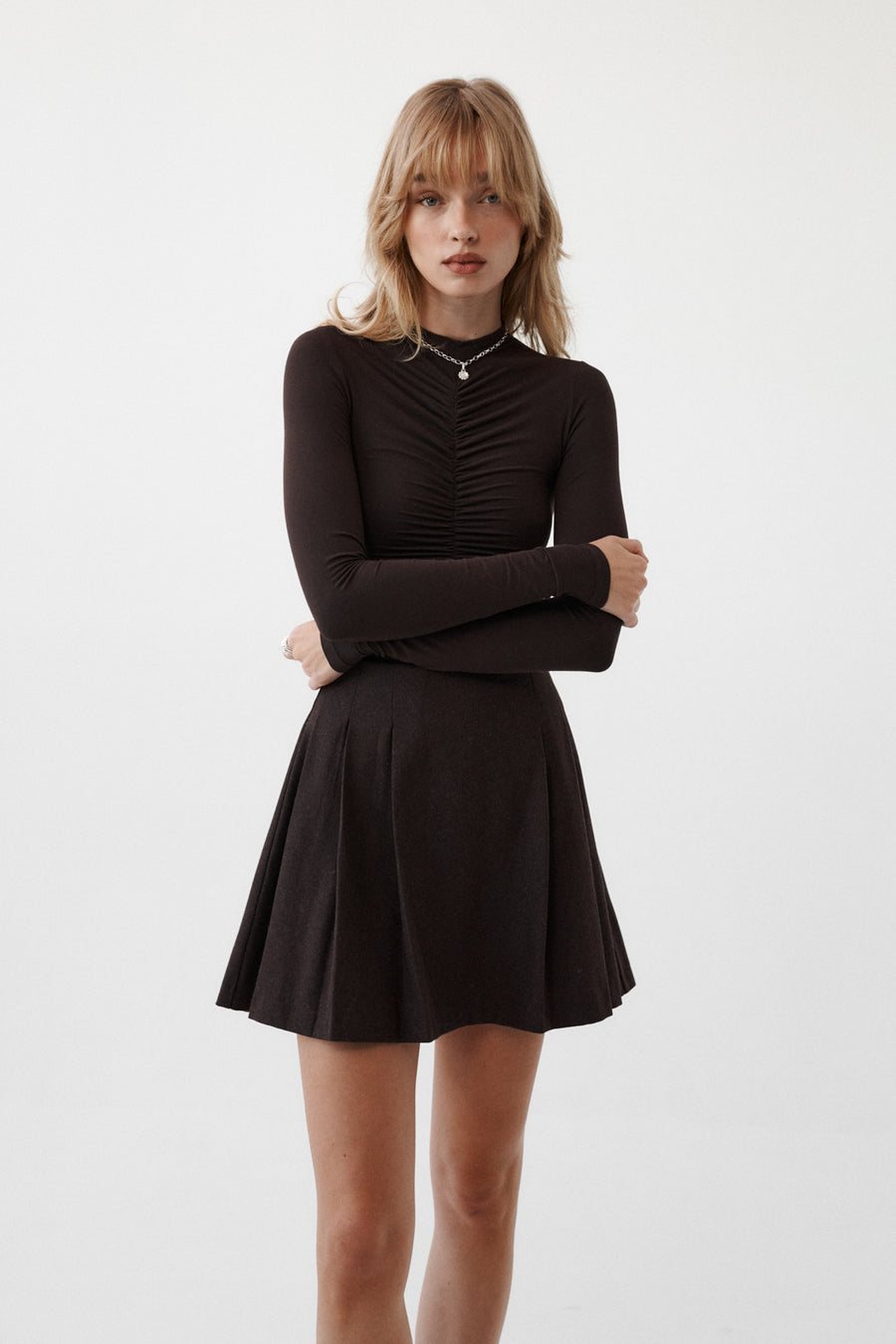 Body z wiskozy / 01 / 37 / ebony wood*spodnica-z-welna-07-21-dark-wood*?Modelka ma 179 cm wzrostu i prezentuje rozmiar XS?