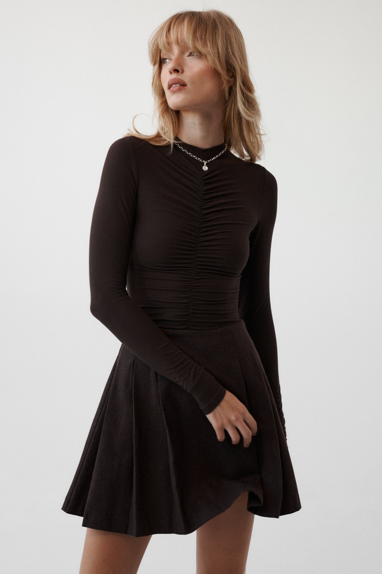 Body z wiskozy / 01 / 37 / ebony wood*spodnica-z-welna-07-21-dark-wood*?Modelka ma 179 cm wzrostu i prezentuje rozmiar XS?