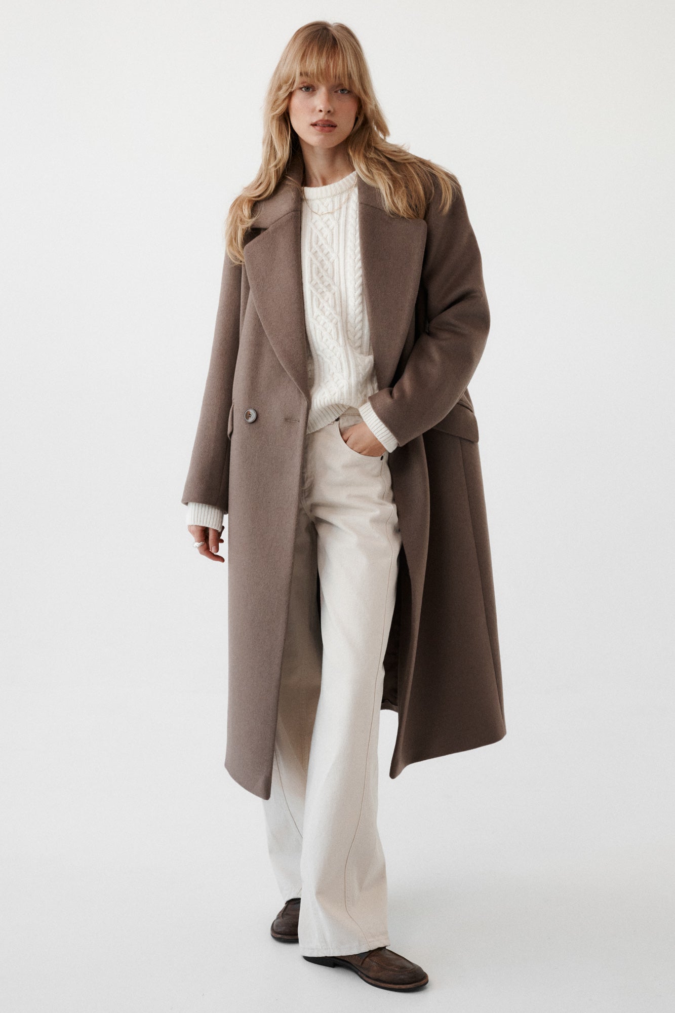 Płaszcz z wełną / 18 / 15 / mocha coffee *sweter-z-welny-16-19-cream-white*?Modelka ma 179 cm wzrostu i prezentuje rozmiar M?