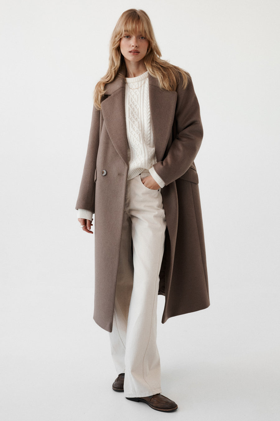 Płaszcz z wełną / 18 / 15 / mocha coffee *sweter-z-welny-16-19-cream-white*?Modelka ma 179 cm wzrostu i prezentuje rozmiar M?