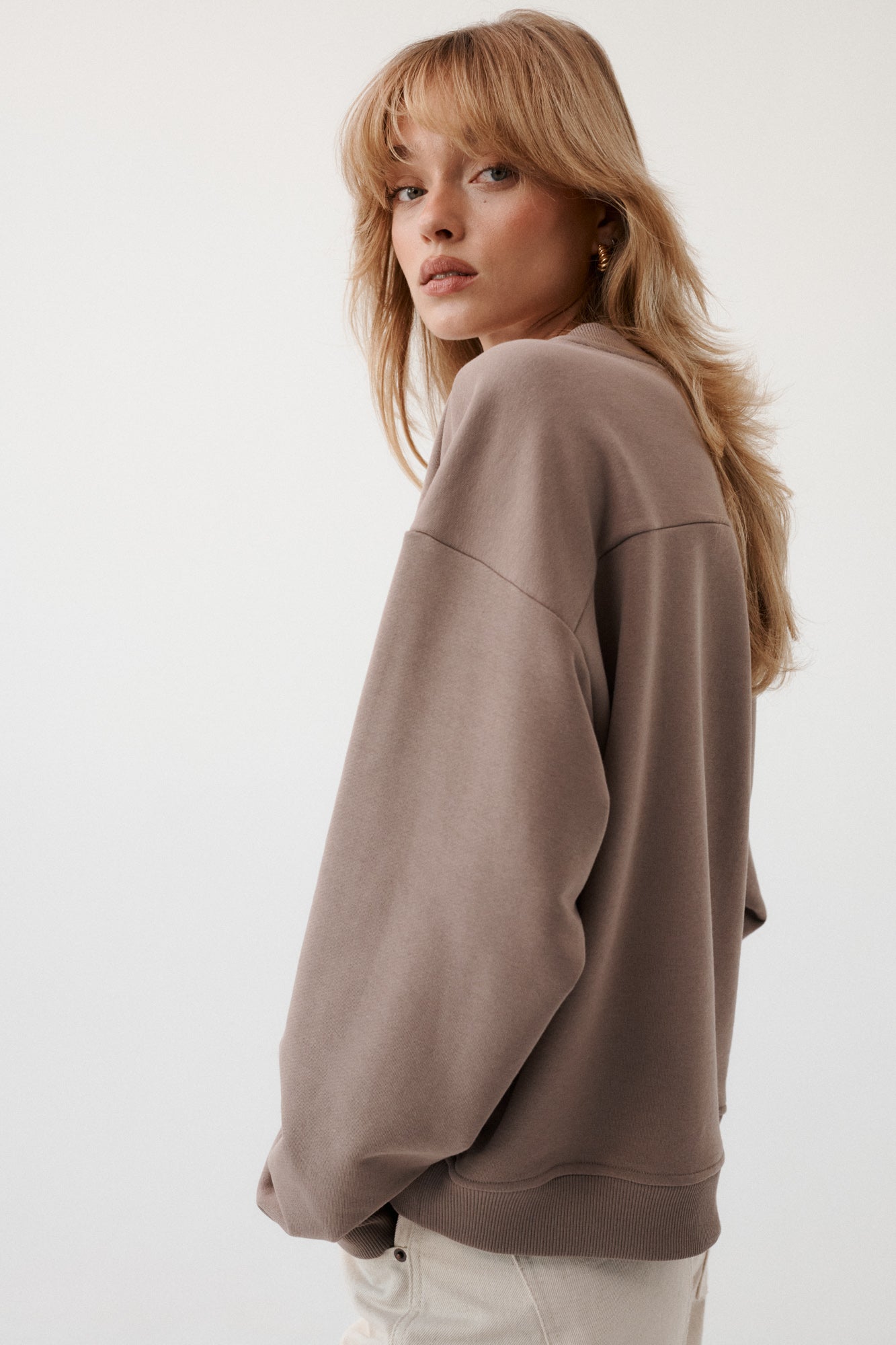 Bluza z bawełny / 17 / 19 / mocha coffee *spodnie-z-diagonalu-05-21-unbleached* ?Modelka ma 179 cm wzrostu i prezentuje rozmiar m/l?