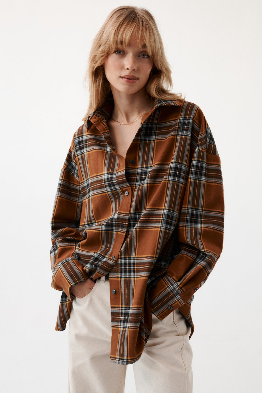 Koszula z bawełny / 12 / 16 / cinnamon tea ?Modelka ma 179 cm wzrostu i promuje rozmiar M/L? 