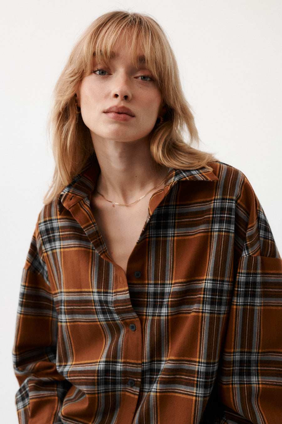 Koszula z bawełny / 12 / 16 / cinnamon tea ?Modelka ma 179 cm wzrostu i promuje rozmiar M/L?