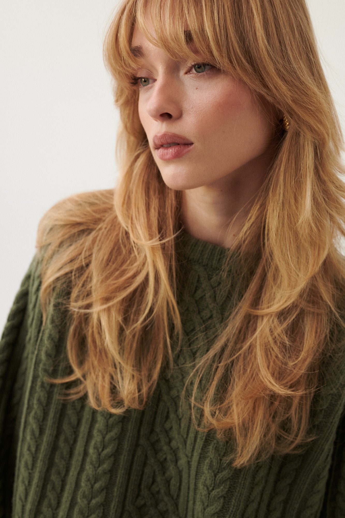 Sweter z wełny / 16 / 19 / grey moss ?Modelka ma 179 cm wzrostu i promuje rozmiar M/L? 