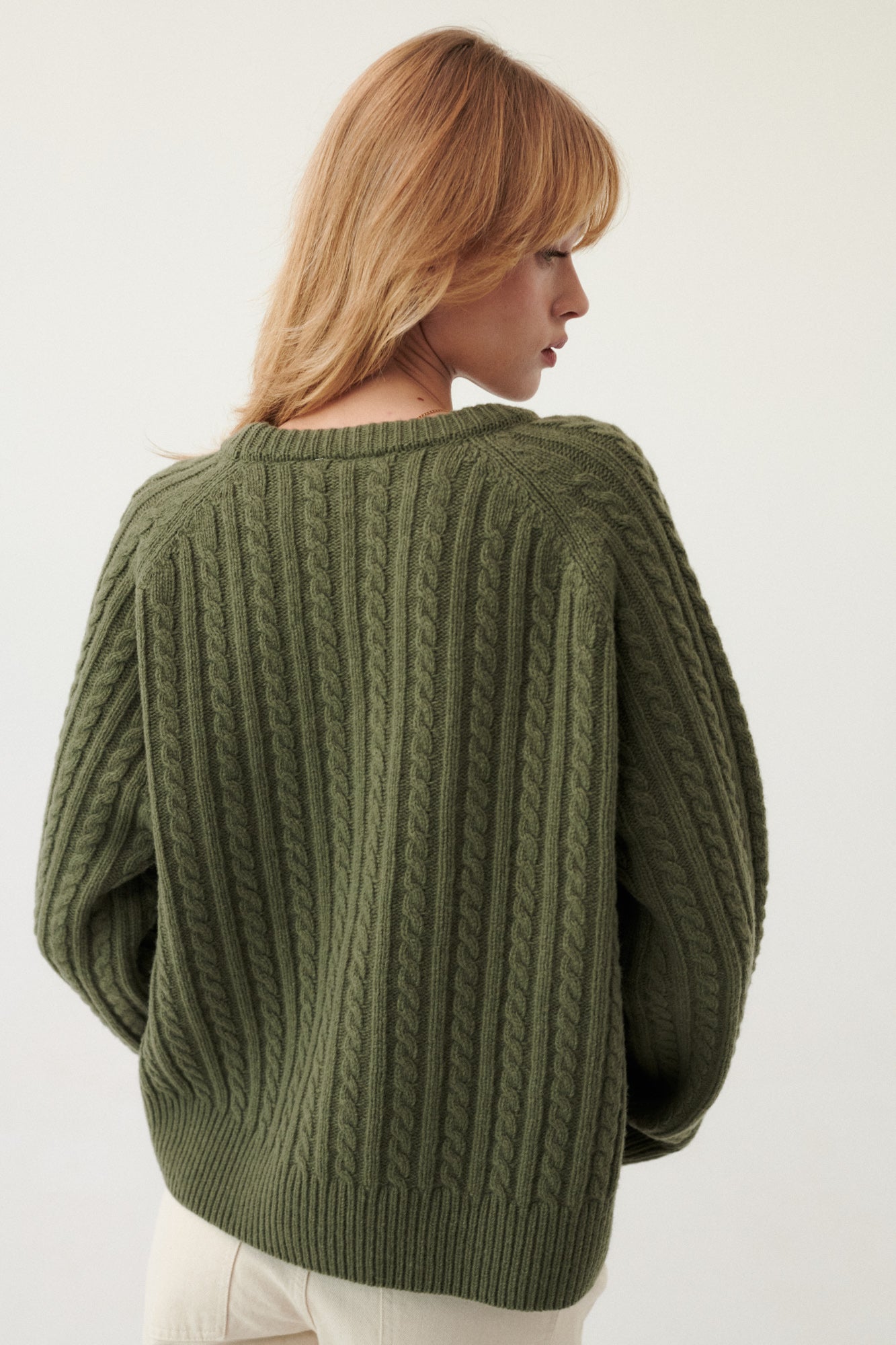 Sweter z wełny / 16 / 19 / grey moss ?Modelka ma 179 cm wzrostu i promuje rozmiar M/L? 