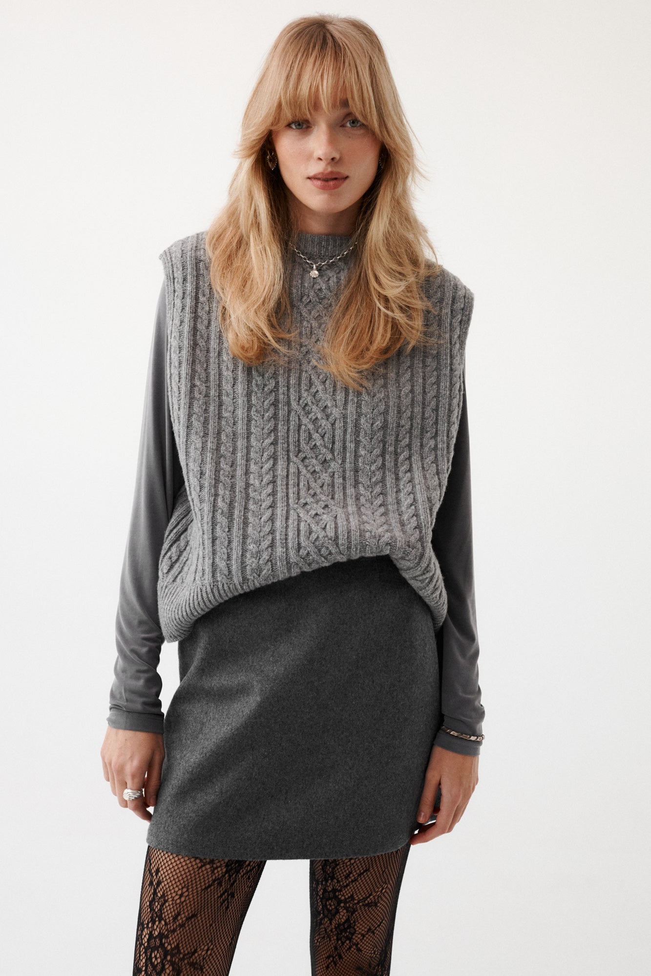 Kamizelka z wełny / 22 / 03 / light graphite *longsleeve-z-cupro-14-08-light-graphite* ?Modelka ma 179 cm wzrostu i promuje rozmiar M/L? 