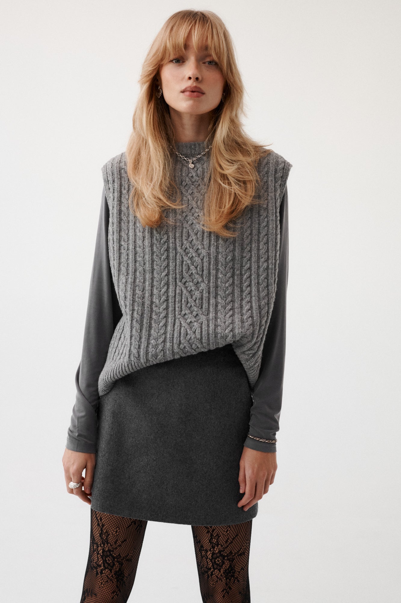 Kamizelka z wełny / 22 / 03 / light graphite *longsleeve-z-cupro-14-08-light-graphite* ?Modelka ma 179 cm wzrostu i promuje rozmiar M/L? 