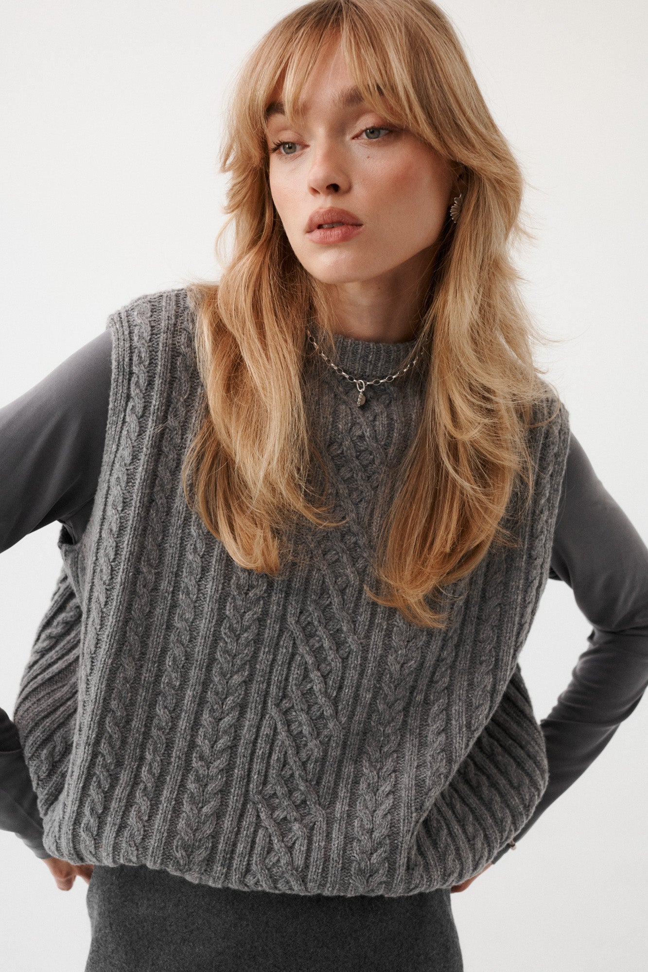 Kamizelka z wełny / 22 / 03 / light graphite *longsleeve-z-cupro-14-08-light-graphite* ?Modelka ma 179 cm wzrostu i promuje rozmiar M/L? 