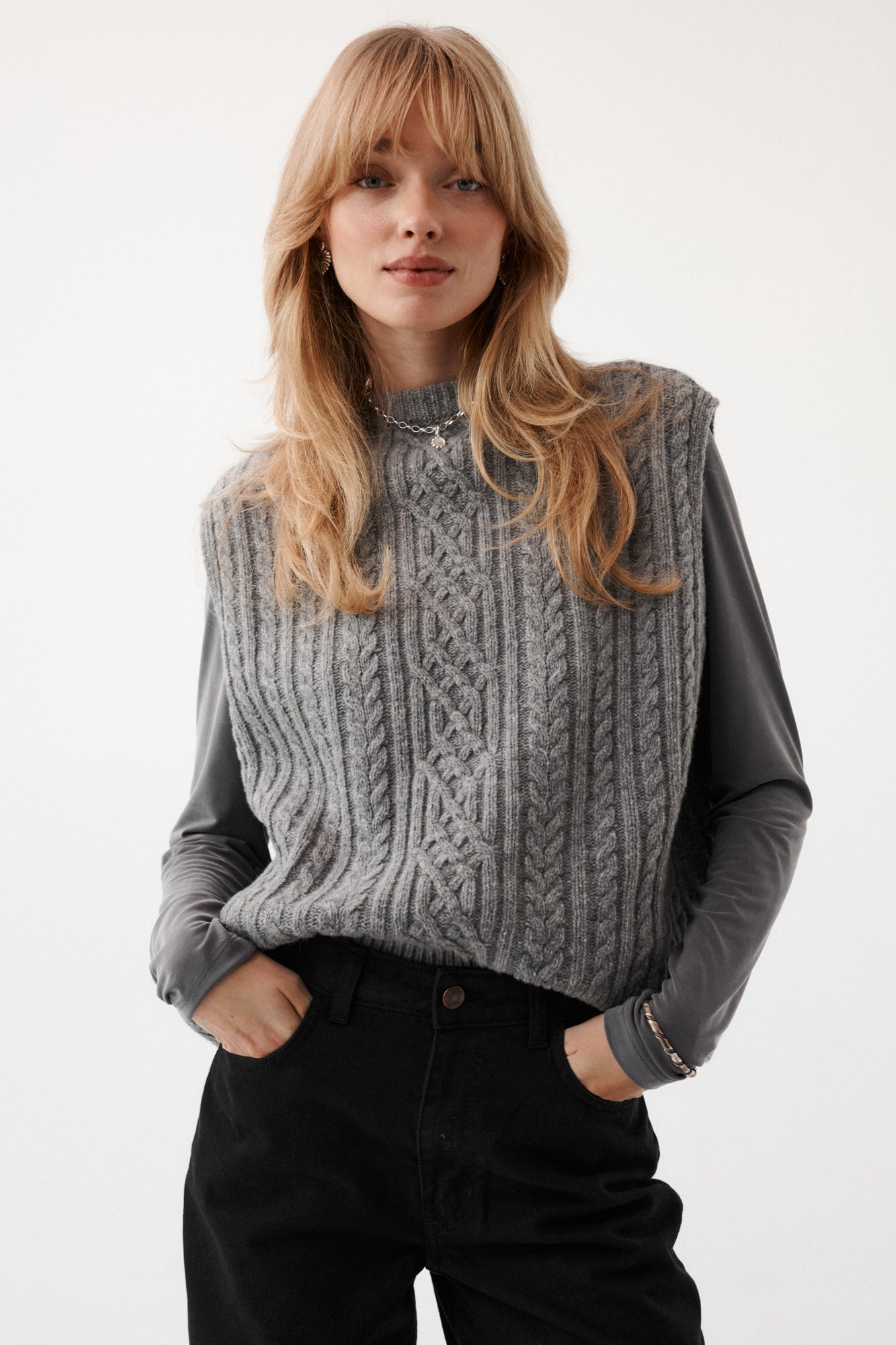 Kamizelka z wełny / 22 / 03 / light graphite *longsleeve-z-cupro-14-08-light-graphite,spodnie-z-diagonalu-05-21-onyx-black* ?Modelka ma 179 cm wzrostu i promuje rozmiar M/L? 