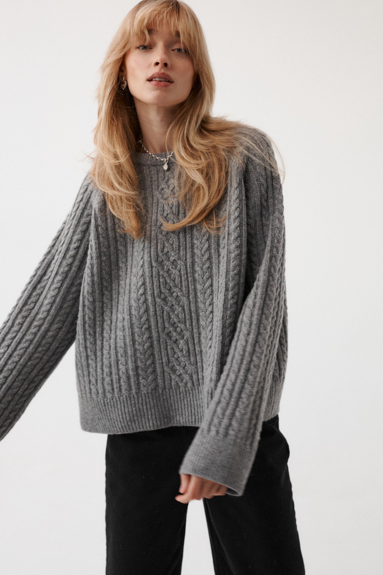 Sweter z wełny / 16 / 19 / light graphite*spodnie-z-diagonalu-05-21-onyx-black* ?Modelka ma 179 cm wzrostu i promuje rozmiar M/L? 