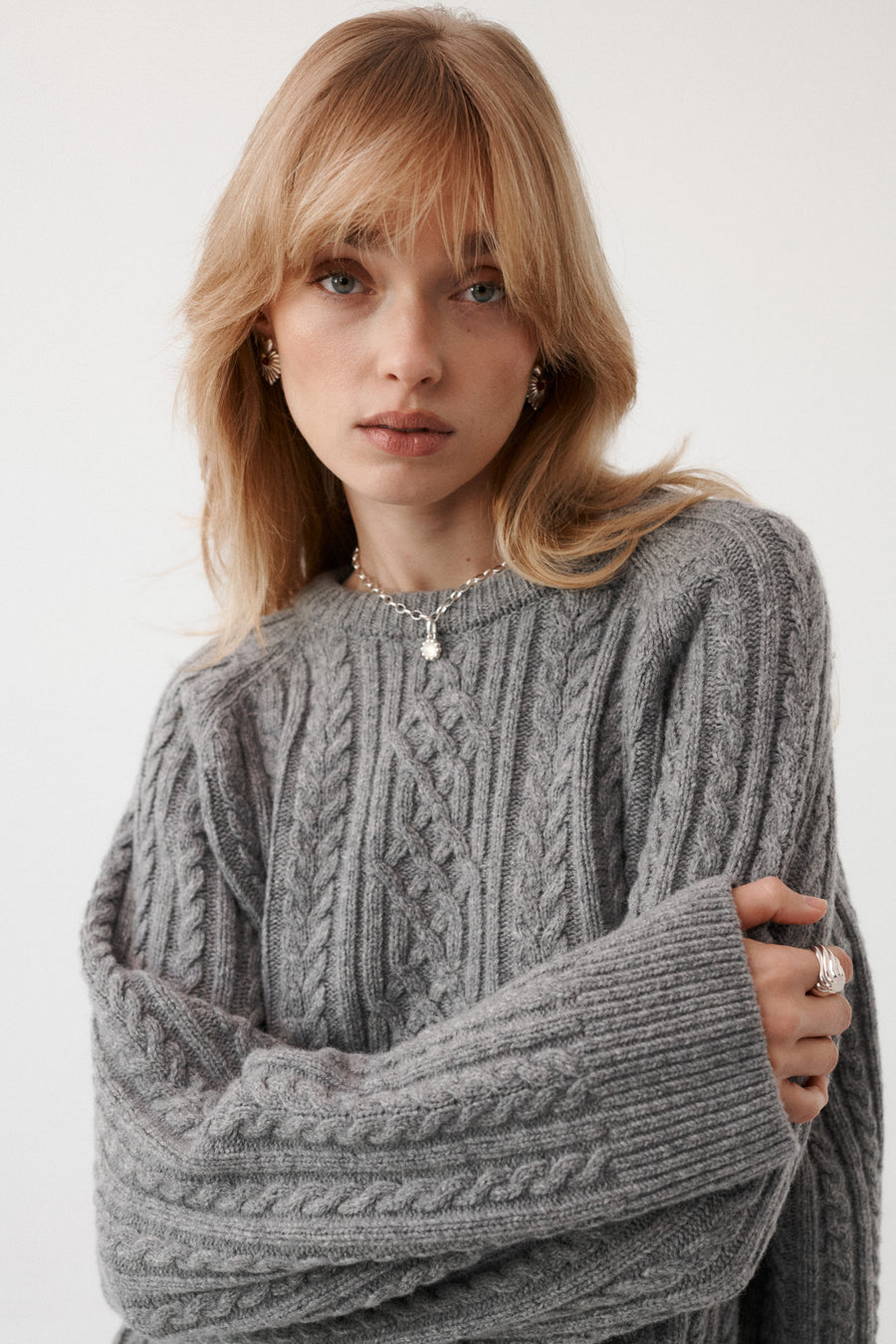 Sweter z wełny / 16 / 19 / light graphite ?Modelka ma 179 cm wzrostu i promuje rozmiar M/L? 