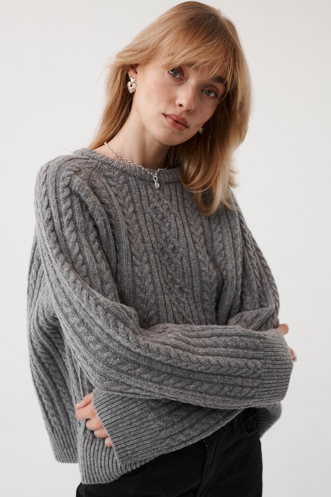 Sweter z wełny / 16 / 19 / light graphite*spodnie-z-diagonalu-05-21-onyx-black* ?Modelka ma 179 cm wzrostu i promuje rozmiar M/L? 