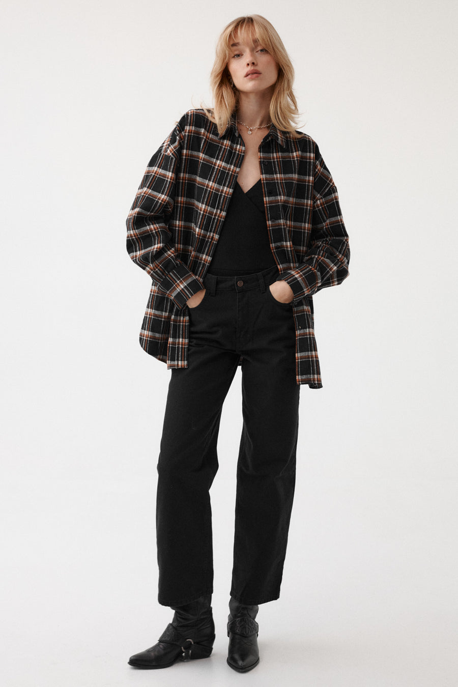 Koszula z bawełny / 12 / 16 / golden hour *body-z-bawelny-organicznej-01-04-onyx-black, spodnie-z-diagonalu-05-21-onyx-black*?Modelka ma 179 cm wzrostu i promuje rozmiar M/L? 