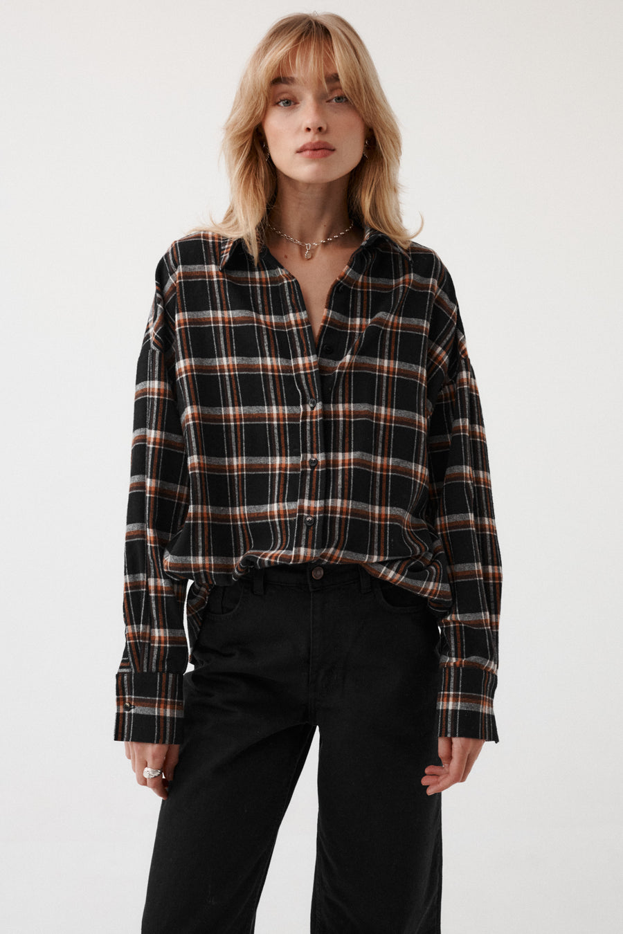 Koszula z bawełny / 12 / 16 / golden hour *spodnie-z-diagonalu-05-21-onyx-black*?Modelka ma 179 cm wzrostu i promuje rozmiar M/L? 