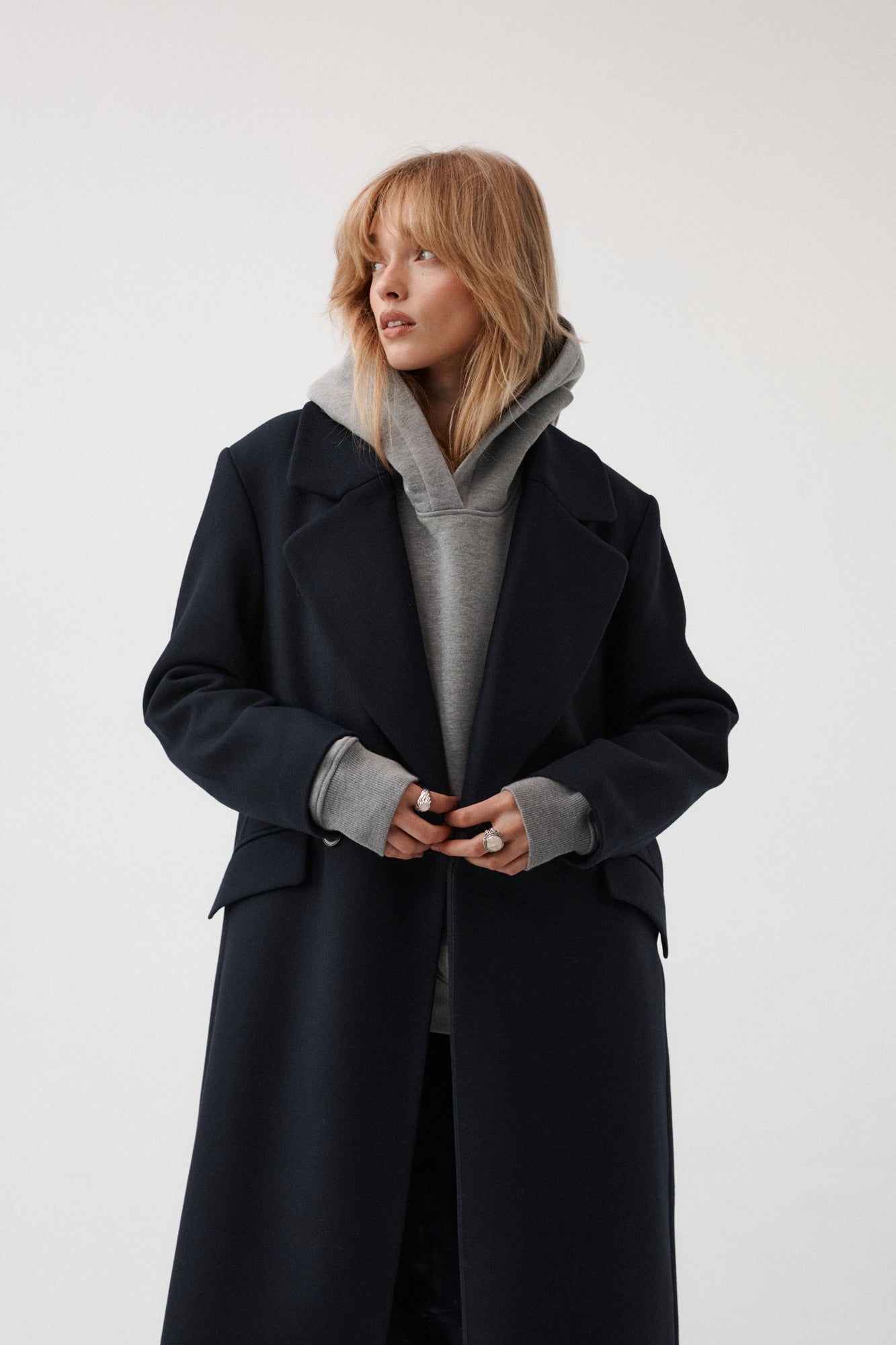 Płaszcz z wełną i kaszmirem / 18 / 15 / night blue ?Modelka ma 179 cm wzrostu i prezentuje rozmiar M?